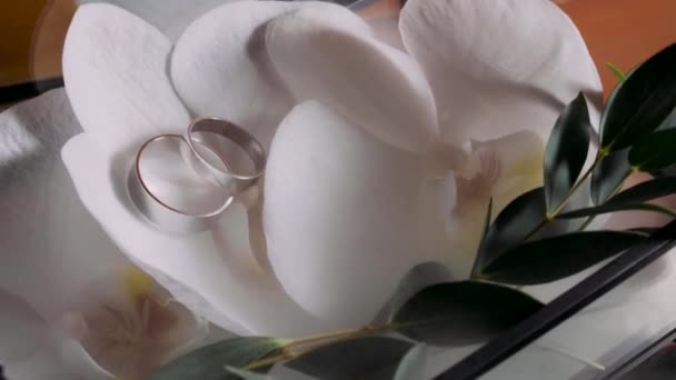 Anneaux Mariage Trouvent Près Fleurs Bouquet Inhabituel Avec Belles Fleurs — Video