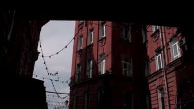 Şehirde karanlık gölgeli tuğla duvar