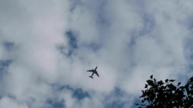 Gökyüzünde uçan uçaklar, arka plandaki dokulu bulutlara karşı.