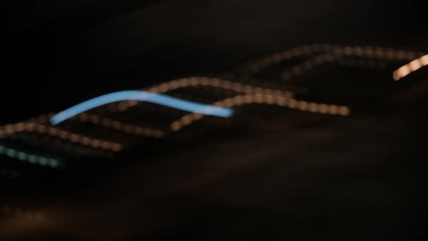 Reflejo borroso de un moderno edificio de oficinas en el espejo de la