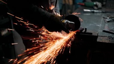 Öğütücüyle öğütülmüş metal. Demirci metalle çalışıyor. Demircilik teknesi..