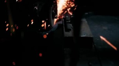 Öğütücüyle öğütülmüş metal. Demirci metalle çalışıyor. Demircilik teknesi..