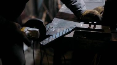 Öğütücüyle öğütülmüş metal. Demirci metalle çalışıyor. Demircilik teknesi..