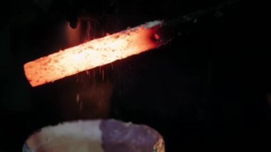 Demirci metalle çalışır. Demirci gemisi... demircinin elleri kızgın metali dövüyor ve her yöne kıvılcımlar saçıyor.