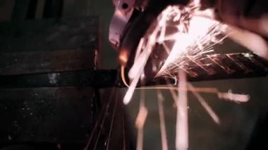 Öğütücüyle öğütülmüş metal. Demirci metalle çalışıyor. Demircilik teknesi..