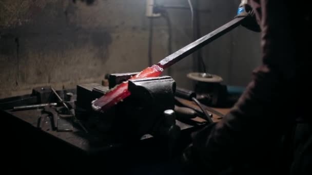 Smed Arbejder Med Metal Blacksmithing Håndværk Hænder Smed Slå Glødende – Stock-video