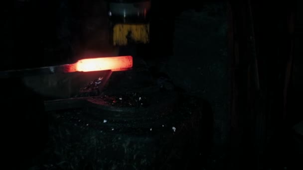 铁匠用金属工作 铁匠的手拍打炽热的金属 火花四射 — 图库视频影像