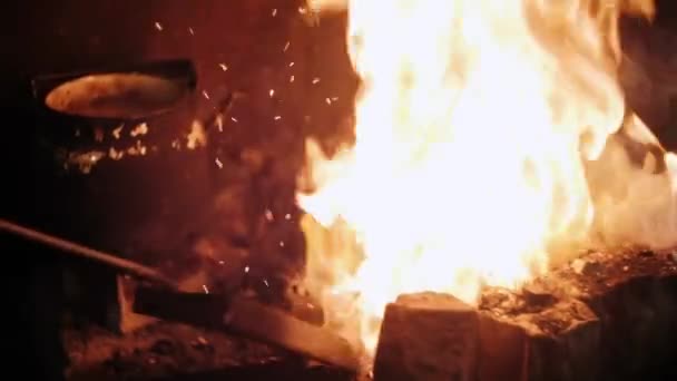 Forger Dans Une Flamme Feu Artisanat Forgeron — Video