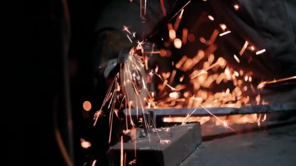 Macinazione Del Metallo Con Una Smerigliatrice Fabbro Lavora Con Metallo — Video Stock