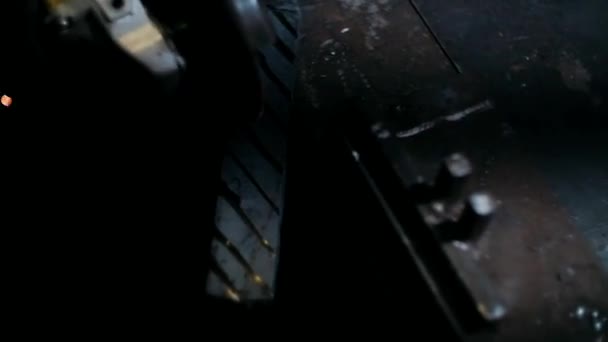 用研磨机研磨金属 铁匠用金属加工 敲诈勒索船 — 图库视频影像
