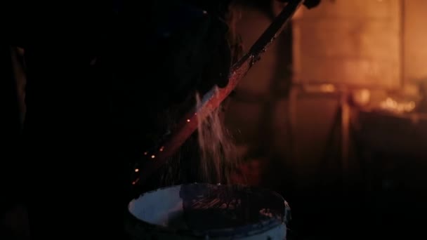 铁匠用金属工作 铁匠的手拍打炽热的金属 火花四射 — 图库视频影像