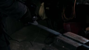 Öğütücüyle öğütülmüş metal. Demirci metalle çalışıyor. Demircilik teknesi..