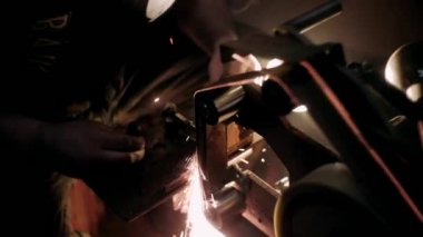 Makinede öğütülen metal. Demircilik teknesi..