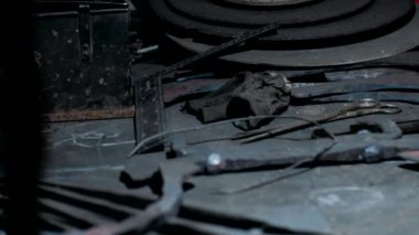 Demirci metalle çalışır. Demirci gemisi... demircinin elleri kızgın metali dövüyor ve her yöne kıvılcımlar saçıyor.