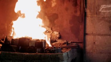 Alevler içinde dövülmek. Demircilik teknesi..