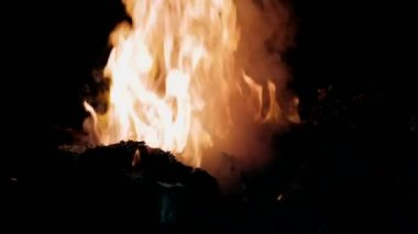 Alevler içinde dövülmek. Demircilik teknesi..