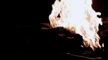 Alevler içinde dövülmek. Demircilik teknesi..