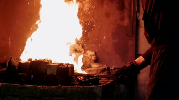 Schmieden Einer Flamme Des Feuers Schmiedehandwerk — Stockvideo