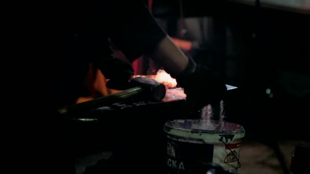 Schmied Arbeitet Mit Metall Schmiedehandwerk Schmiedhände Schlagen Auf Glühend Heißes — Stockvideo