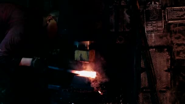 鍛冶屋は金属製だ 鍛冶職人の手が輝くホットメタルと火花でビートすべての方向に飛ぶ — ストック動画