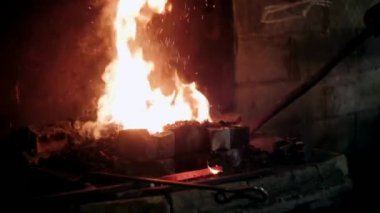Alevler içinde dövülmek. Demircilik teknesi..