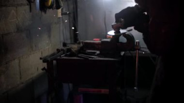 Öğütücüyle öğütülmüş metal. Demirci metalle çalışıyor. Demircilik teknesi..