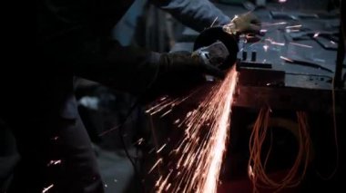 Öğütücüyle öğütülmüş metal. Demirci metalle çalışıyor. Demircilik teknesi..