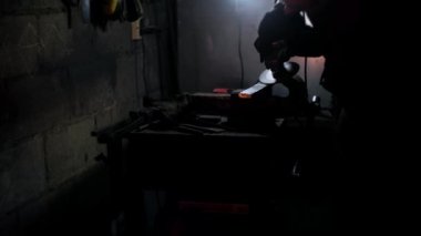 Öğütücüyle öğütülmüş metal. Demirci metalle çalışıyor. Demircilik teknesi..