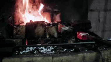 Alevler içinde dövülmek. Demircilik teknesi..