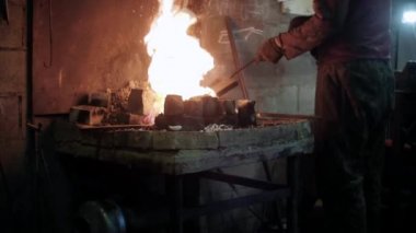 Alevler içinde dövülmek. Demircilik teknesi..