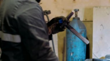 Öğütücüyle öğütülmüş metal. Demirci metalle çalışıyor. Demircilik teknesi..