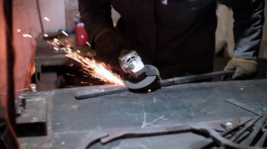 Öğütücüyle öğütülmüş metal. Demirci metalle çalışıyor. Demircilik teknesi..