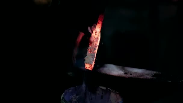 Kovář Pracuje Kovem Kovářské Řemeslo Ruce Kováře Buší Žhavého Kovu — Stock video