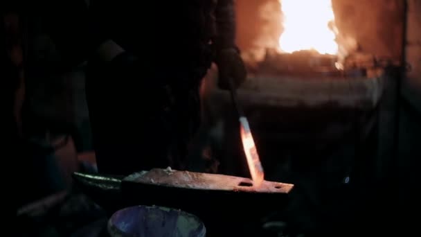 Blacksmith Works Metal Blacksmithing Craft Hands Smith Beat Glowing Hot — Stock Video