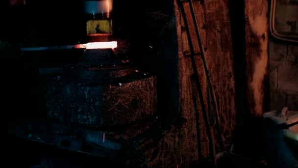 Fabbro Lavora Con Metallo Mani Fabbro Battono Metallo Incandescente Scintille — Video Stock