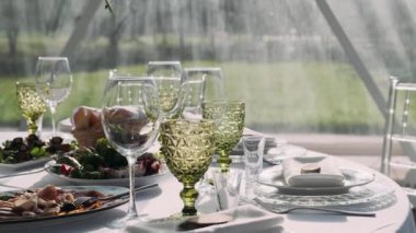 Gün ışığında bir sette gözlük.