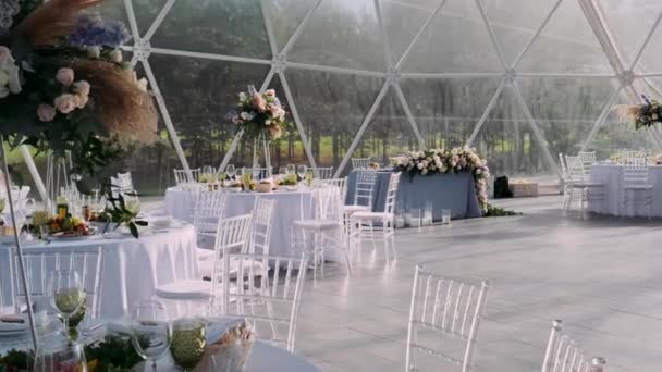 Tienda Banquetes Con Mesas Decoración Durante Día — Vídeos de Stock