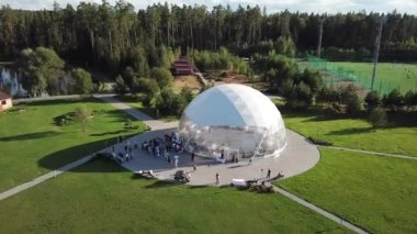 Yeşil arka planda beyaz çadırın kuş bakışı görüntüsü