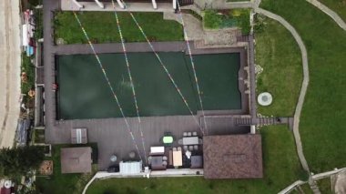 Yeşil arka planda beyaz çadırın kuş bakışı görüntüsü