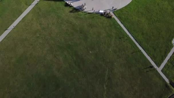 Yeşil Arka Planda Beyaz Çadırın Kuş Bakışı Görüntüsü — Stok video