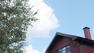 Evin çatısını gökyüzüne karşı