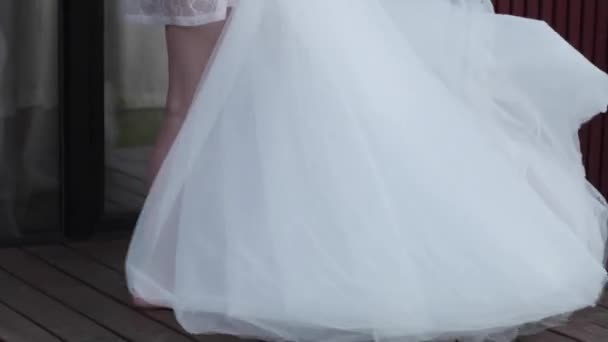 Braut Streicht Über Ihr Brautkleid — Stockvideo