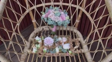 Kartlar düğünde serili çiçek ve dekor.