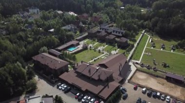 Yüzme havuzlu kır binalarının manzarası