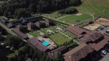 Yüzme havuzlu kır binalarının manzarası