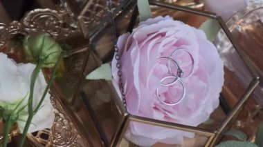 Kartlar düğünde serili çiçek ve dekor.