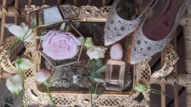 Kartlar düğünde serili çiçek ve dekor.