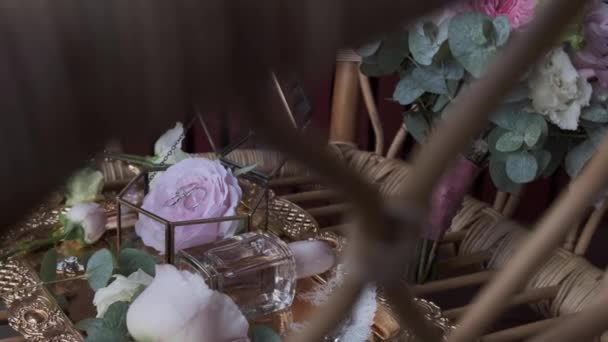 Kort Blommor Och Inredning Som Anges Bröllopet — Stockvideo