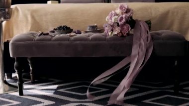 Kartlar düğünde serili çiçek ve dekor.