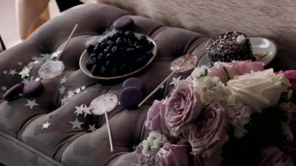 Kort Blommor Och Inredning Som Anges Bröllopet — Stockvideo